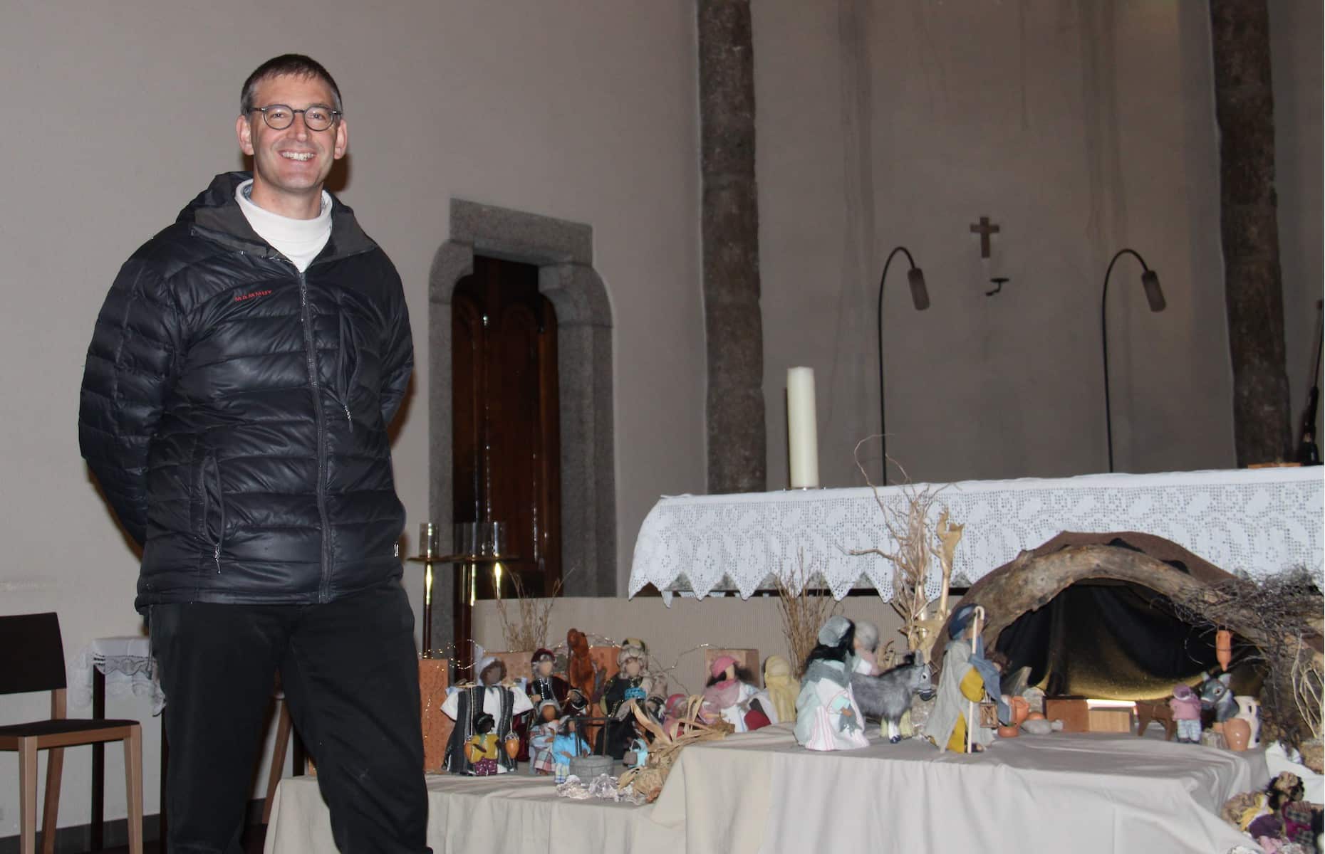 Chanoine Joseph Voutaz devant la crèche d'Orsières